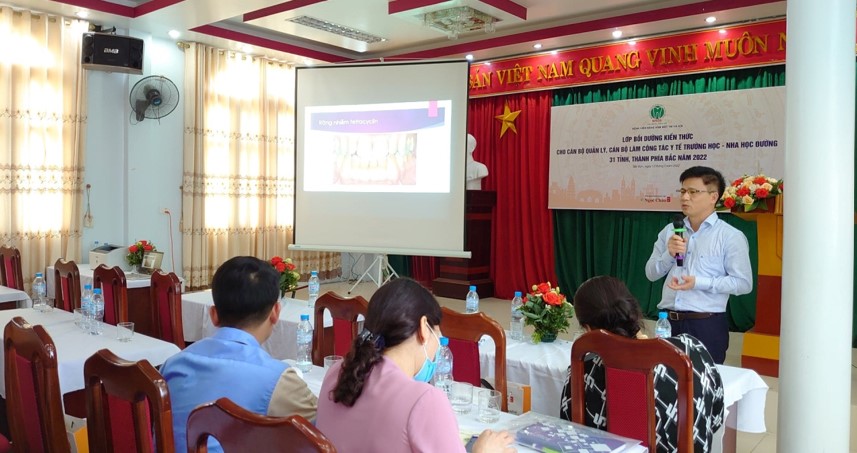 ThS Nguyễn Đăng Nhỡn, Trưởng phòng Chỉ đạo tuyến  báo cáo kết quả hoạt động chương trình nha học đường